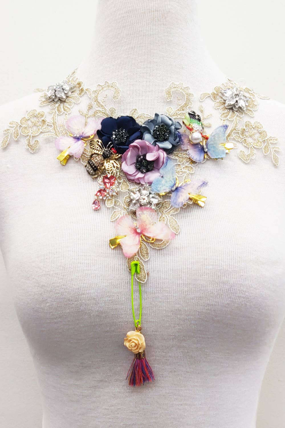Queen Victoria Pinned Necklace: Metallic / One Size