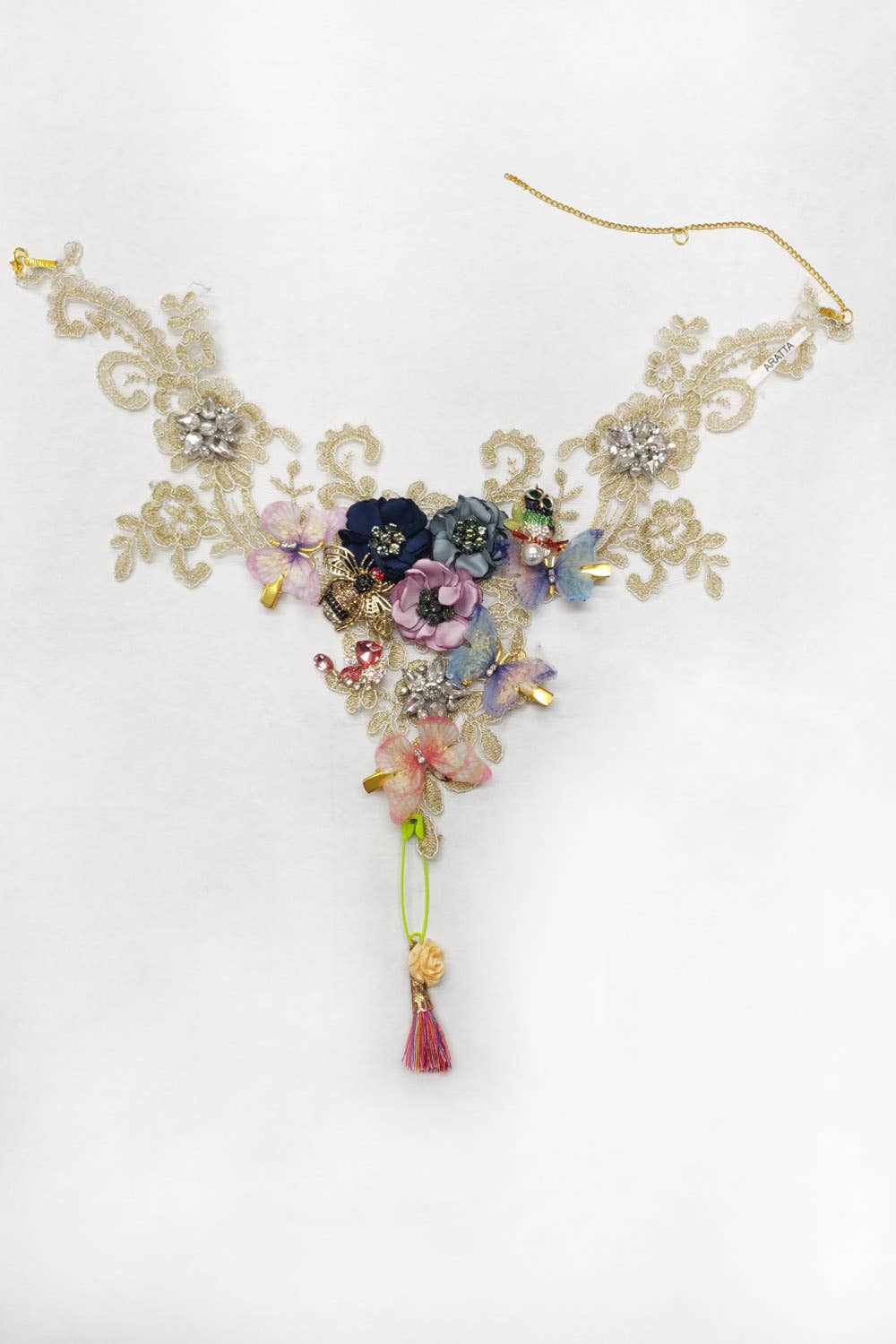 Queen Victoria Pinned Necklace: Metallic / One Size