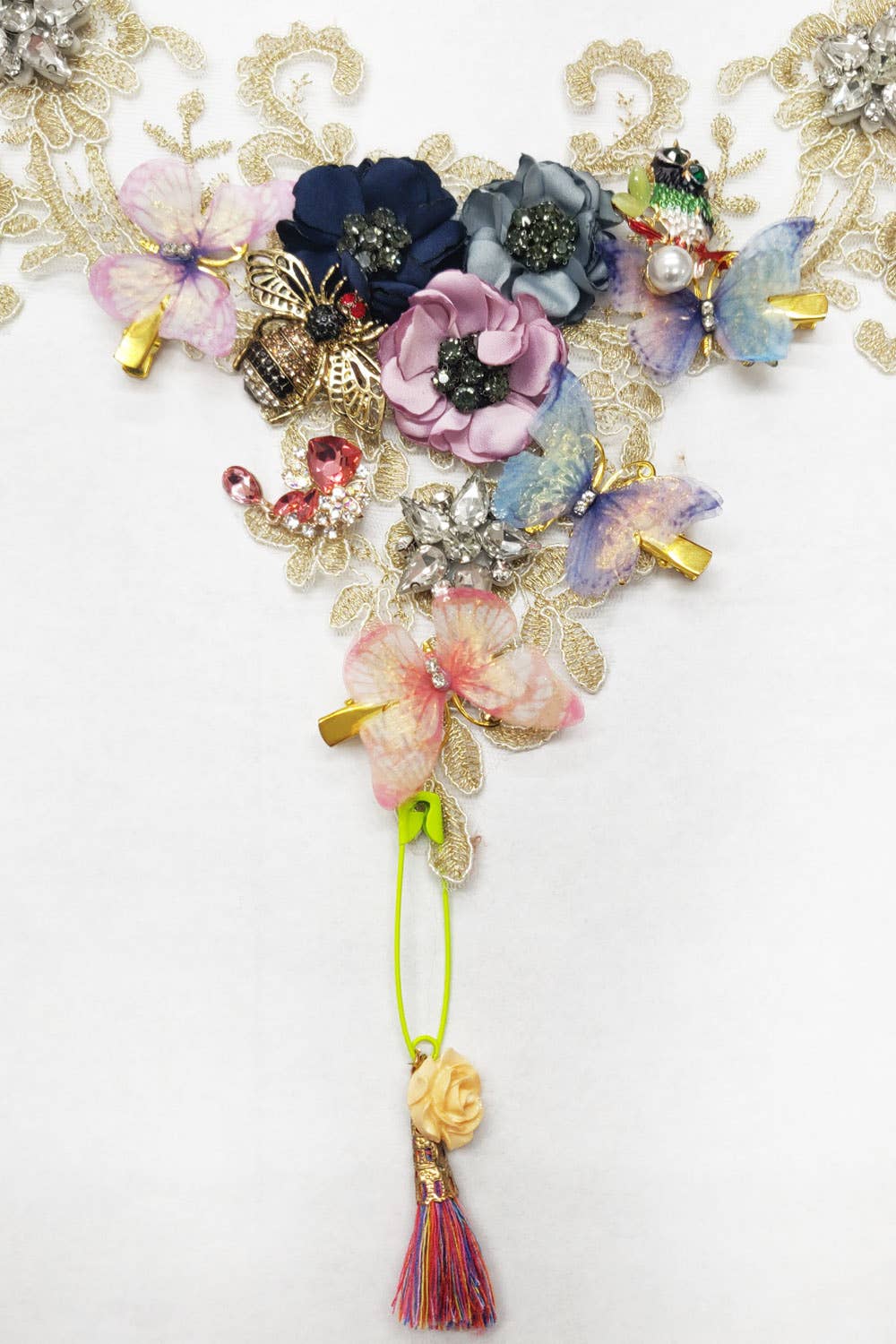 Queen Victoria Pinned Necklace: Metallic / One Size