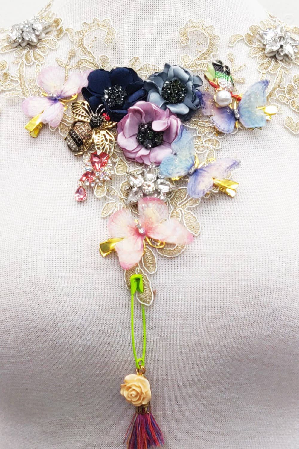 Queen Victoria Pinned Necklace: Metallic / One Size